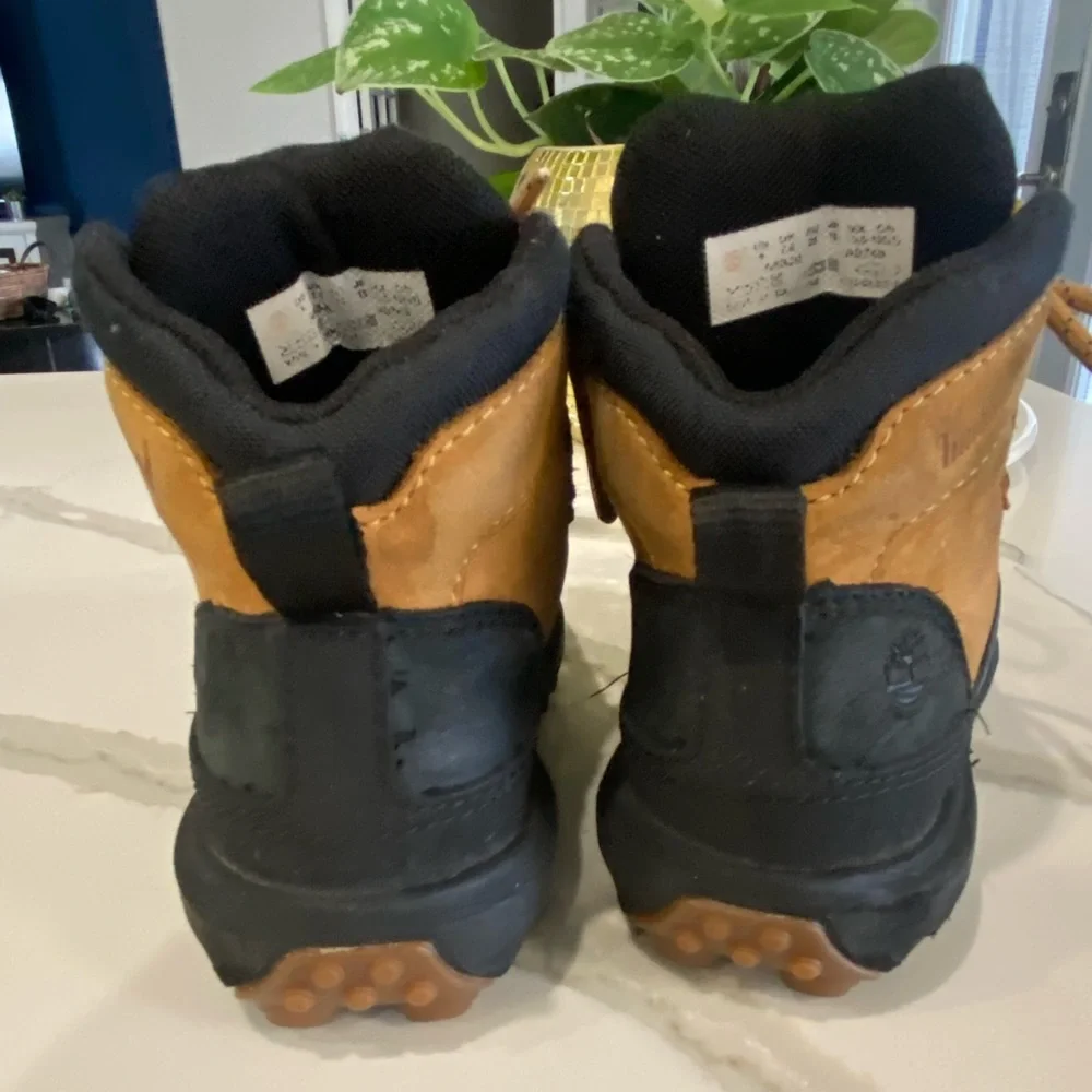 Timberland kids Outdoor Adventure Boots - Black and Tan size 8